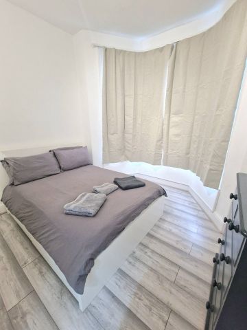 2 Bed Flat, Queens Road, SW19 - Photo 2