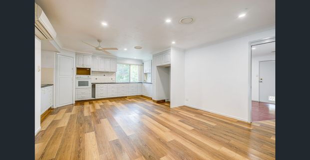 LARGE HOME WITH EXTRA KITCHEN, RUMPUS & BATHROOM DOWNSTAIRS! - Photo 1