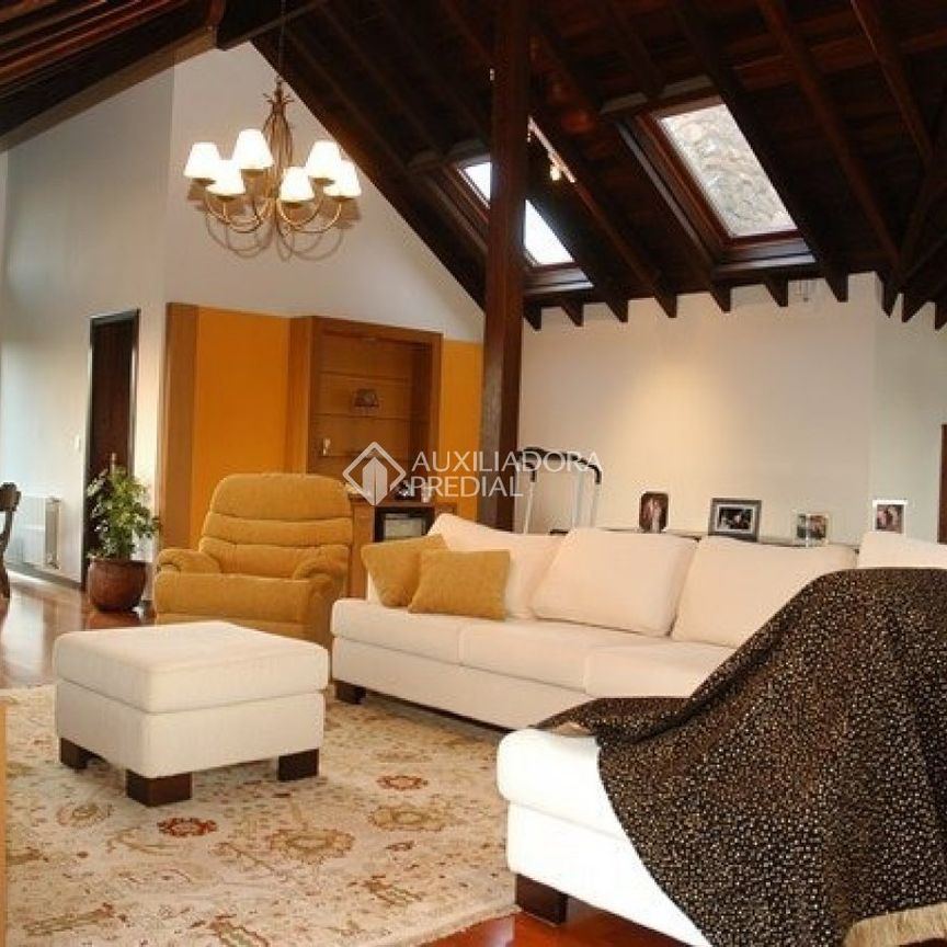 Casa com 4 quartos e 600m² para alugar em Planalto, Gramado. - Foto 1