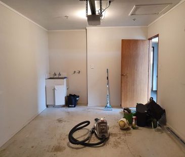 Spacious 2 bdrm house with a single secure garage - Photo 6
