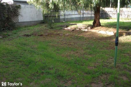 WELL POSITIONED & CLOSE TO AMENITIES! - Photo 3
