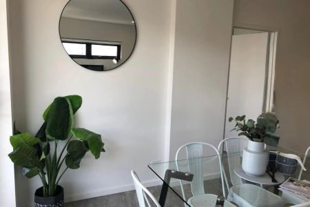 Modern two-bedroom apartment in a convenient Homebush location - Photo 5