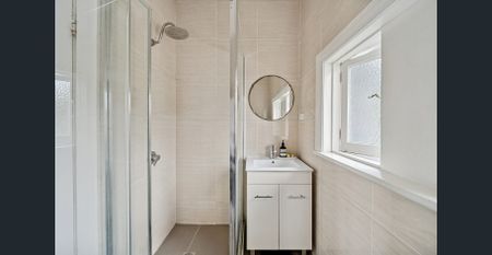 Stylish 2-Bedroom Art Deco Apartment in Prime North Bondi Location - Photo 4