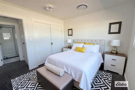 Brand-New Modern Elegant Family home. - Photo 3