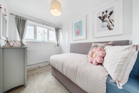 4 bedroom end of terrace house to rent - Photo 5