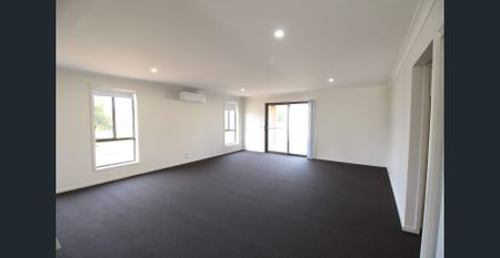 Modern 4 Bedroom Home - Photo 2