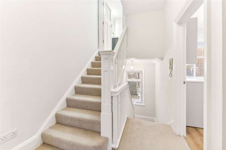 A wonderful all newly refurbished three bedroom duplex - Photo 3