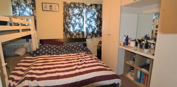 The Hawthorns, Colnbrook, Slough,SL3 - Photo 2