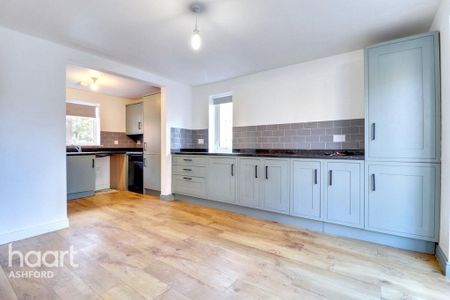 4 bedroom semi-detached house to rent - Photo 4