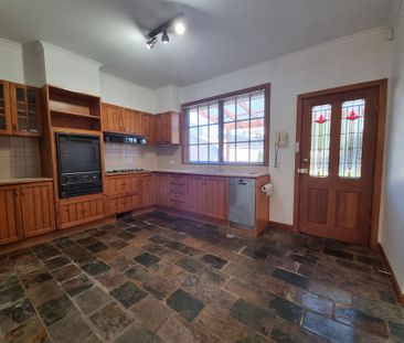 Perfect Family Home with Exceptional Rear Gardens - Photo 3