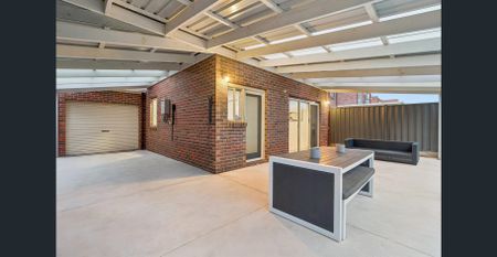 Spacious Townhouse in a Quiet Parkside Location - Photo 3