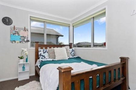 Lovely Four Bedroom Family Home - Papamoa - Photo 5