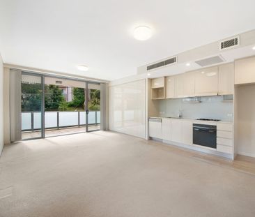 Spacious & Stylish Apartment In Convenient Location - Photo 2