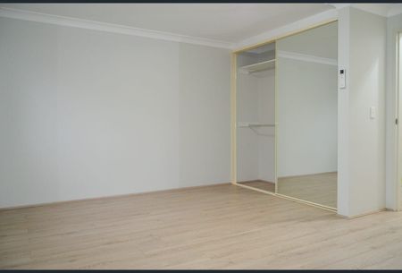 Well located 3 bedroom townhouse!! - Photo 2