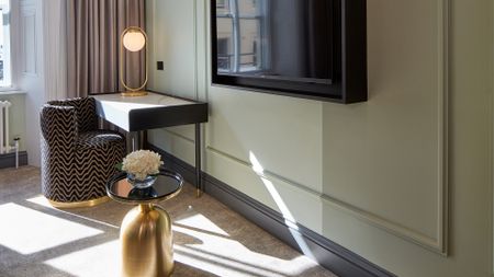 An exceptional two-bedroom deluxe apartment located on Hyde Park Gate, Kensington, London SW7 - Photo 3
