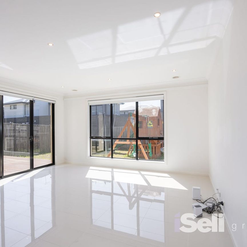 STYLISH FAMILY RESIDENCE IN A HIGHLY SOUGHT-AFTER LOCALE - Photo 1