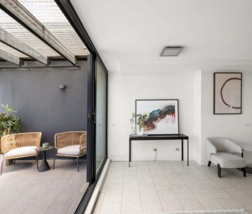 Inner-City Sub-Penthouse with Sweeping District Views - Photo 6