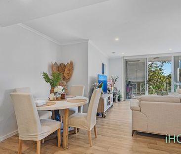 Modern, Stylish Two Bedroom Apartment In Convenient Locale - Photo 2