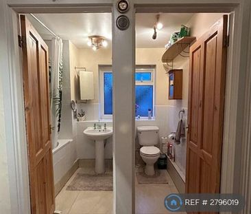 1 bedroom in a flat share to rent - Photo 1