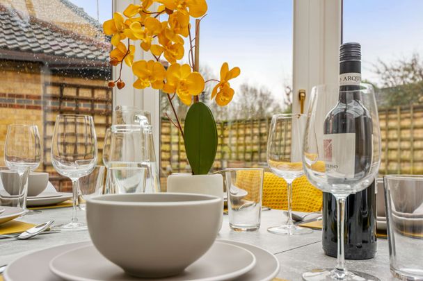 High quality house share - with separate WFH Office - in the Leisure Village, close to town centre and train station - Photo 1