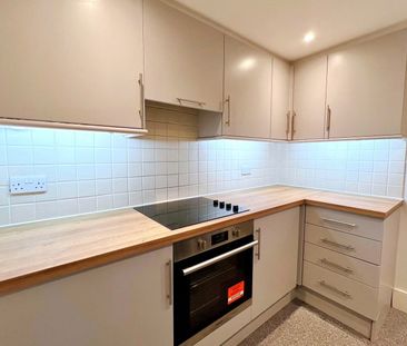 Royal Oak Road, Woking, Surrey, GU21 - Photo 4