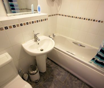 2 bedroom apartment to let - Photo 6