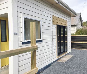 Completely refurbished 2 bedroom townhouse - Photo 2