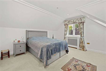 A well presented six bedroom detached family home situated in a Private Estate just 0.3 of a mile from Cobham High Street. - Photo 3