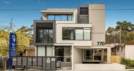 Fully furnished one bedroom apartments in Box Hill - Photo 2