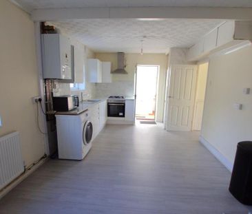 3 bedroom end of terrace house to rent - Photo 4