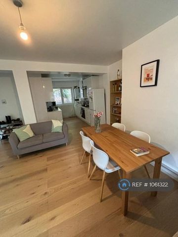 1 bedroom in a flat share to rent - Photo 3