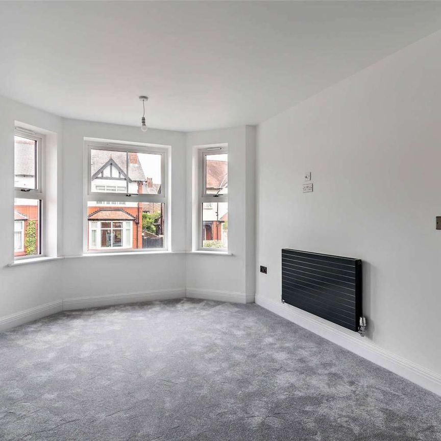 Brand new luxury home with two parking spaces, ideally located in the heart of Hale village. Available immediately, furnished or unfurnished. - Photo 1