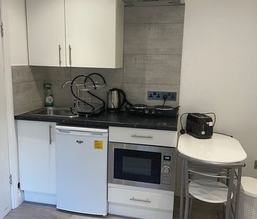 Studio Flat, Grants Close, NW7 - Photo 1