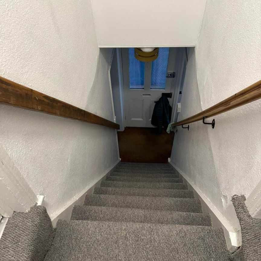 Room 1, 25 Springfield Road, Guildford, Surrey GU1 4DW - Photo 1