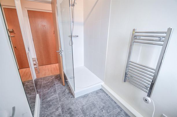 2 bedroom flat - Photo 1