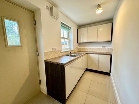 4 bedroom detached house to rent - Photo 5
