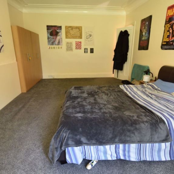 2 bedroom Flat in Otley Road, Leeds - Photo 1