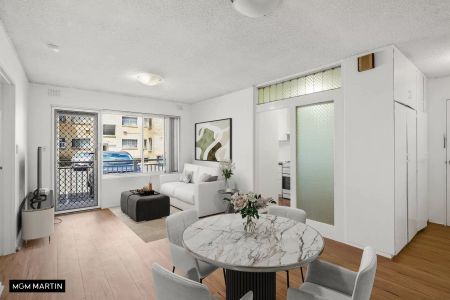 MGM MARTIN - UPDATED TWO BEDROOM APARTMENT - Photo 2