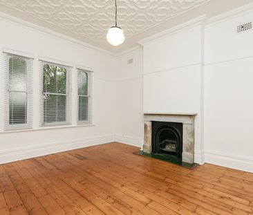 Renovated Victorian Studio - Private Courtyard - Photo 1