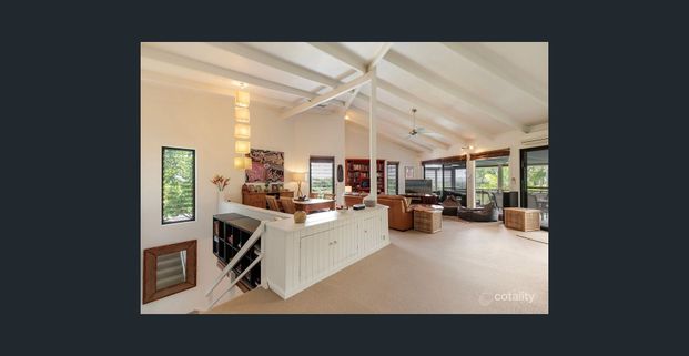 Spacious Noosa Hill Home with Views (Gardening included in rent) - Photo 1