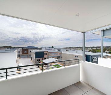 Top Floor Unit! - Photo 2