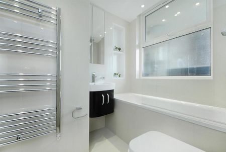 3 bedroom flat to rent - Photo 3