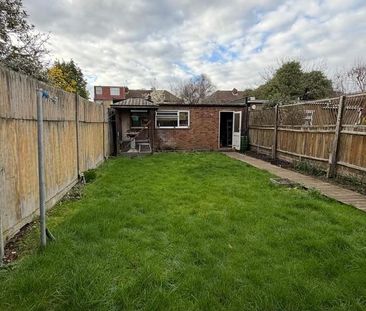 4 bedroom semi-detached house to rent - Photo 4