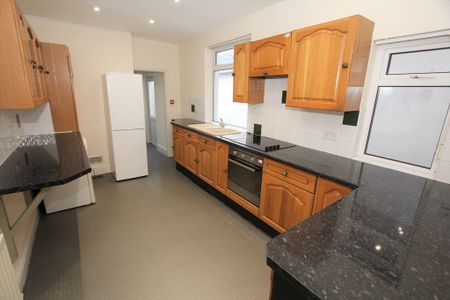 4 Bedroom Town House, Chester - Photo 3