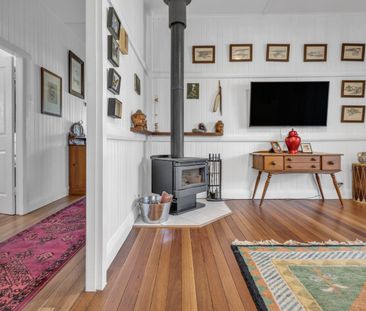 Highset Character Home - Photo 3