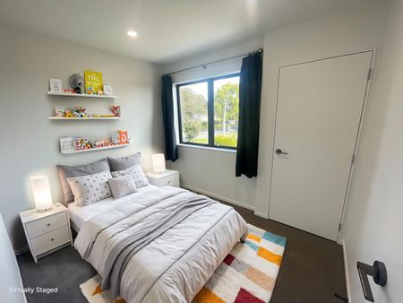 Spacious Townhouse - Photo 2