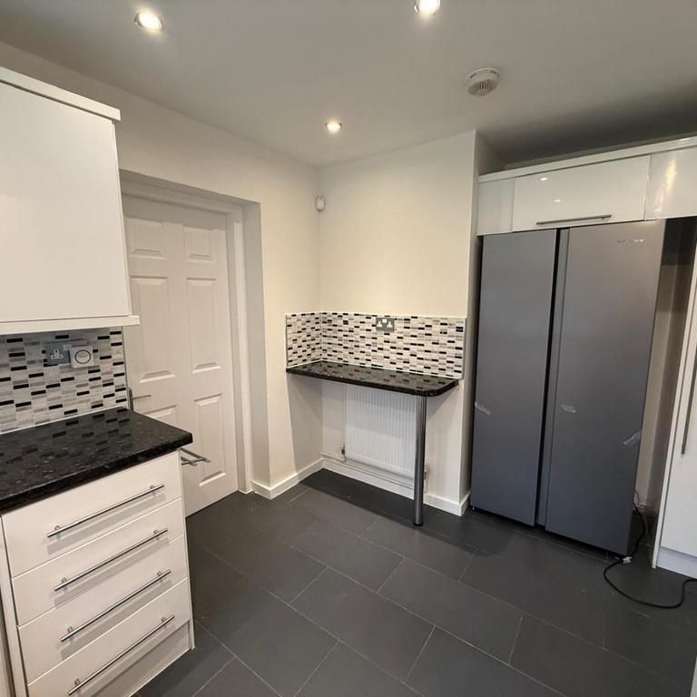 4 bedroom detached house to rent - Photo 1