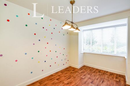 4 bedroom semi-detached house to rent - Photo 2