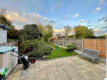 3 Bed Terraced House, Norwood Gardens, IG5 - Photo 5