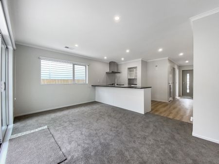 Welcome home to 147 Amesbury Drive, Churton Park. - Photo 4